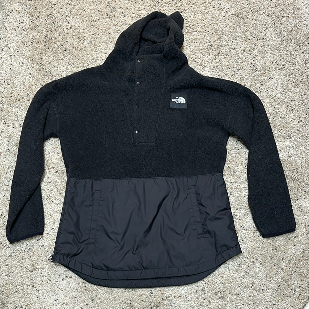 North Face Women’s Pull Over